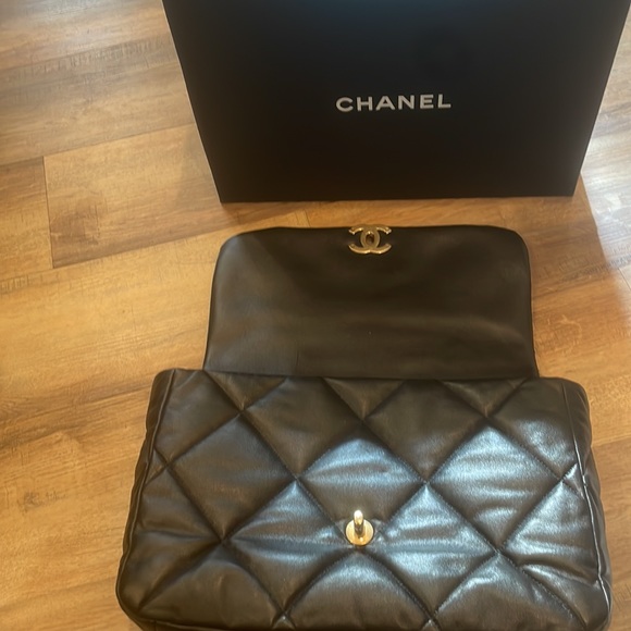 2021 Chanel 19 in Black. Very good condition - Picture 4 of 12